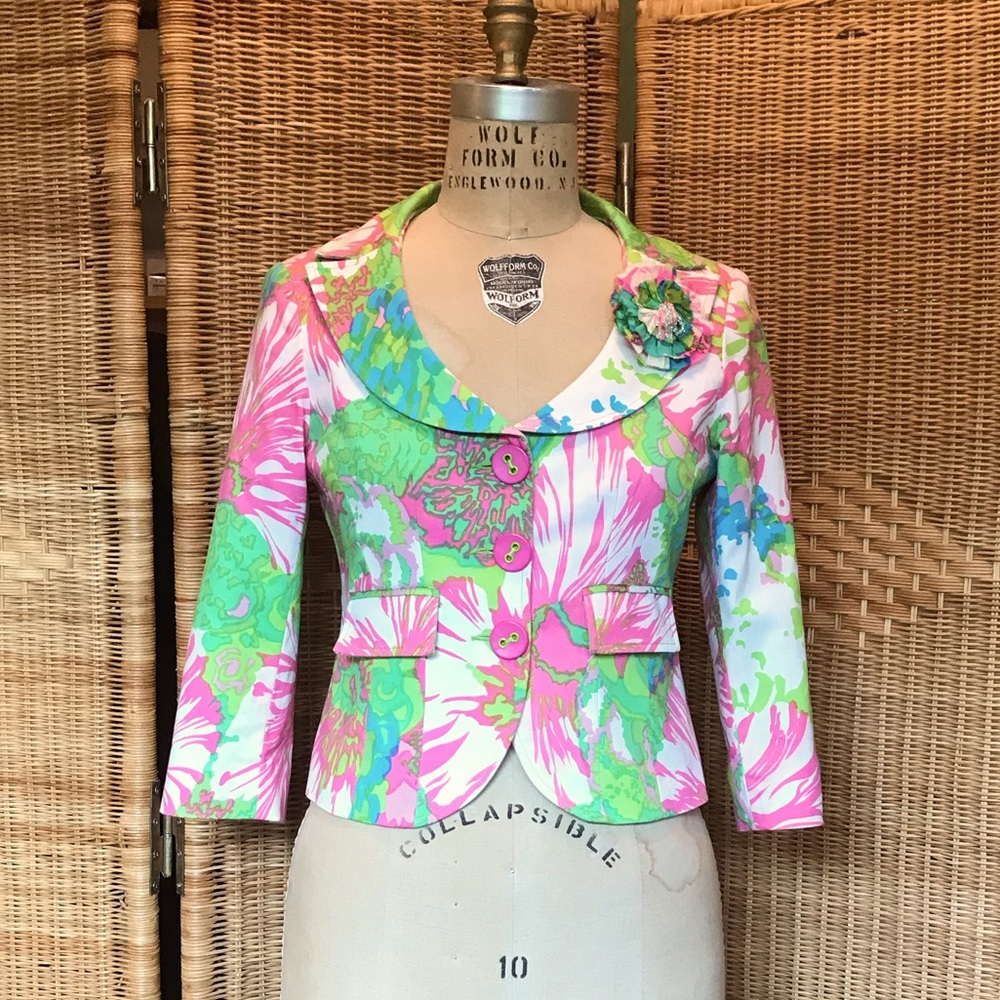 Short Jacket with Exquisite Pin on the Lapel